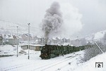 95 0024 startet mit Dg 54445 im winterlichen Bahnhof Rauenstein/Th. Am Zugschluss hilft eine weitere 95er mit. (30.12.1979) <i>Foto: Wolfgang Bügel</i>