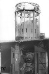 03 169 vor der den Resten des Wasserturms im zerstörten Bw Osnabrück Hbf.  (14.09.1944) <i>Foto: Slg. Eisenbahnstiftung</i>
