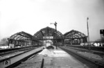 Der Bahnhof Köln-Deutz mit der alten kriegszerstörten Bahnhofshalle. (1948) <i>Foto: Slg. Eisenbahnstiftung</i>