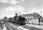 24 095 + 24 074 laufen mit einem beachtlichen Personenzug aus preußischen Abteilwagen in den Bahnhof Büchen ein. (07.09.1952) <i>Foto: Walter Hollnagel</i>