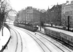 S-Bahn-Begegnung in Hamburg-Dammtor. (31.01.1952) <i>Foto: Walter Hollnagel</i>