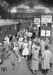 Reisende am Interzonenzug Hamburg - Leipzig im Hamburger Hauptbahnhof (1962) <i>Foto: Walter Hollnagel</i>