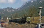 144 507 hat mit N 5509 nach Berchtesgaden das Einfahrvorsignal von Bischofswiesen erreicht. (12.03.1978) <i>Foto: Joachim Bügel</i>