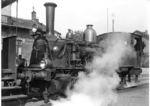 Lok 7706 der niederländischen Eisenbahnen (Nederlandse Spoorwegen N.V.), die dem Aussehen nach an eine pr. T 3 erinnert. Die Loks der Serie 7700 stammen aus der ehemaligen HSM Serie 1005-1048 und wurden von Henschel und Schwartzkopff gebaut. Ein Exemplar ist beim Eisenbahnmuseum Hoorn-Medemblik in den Niederlanden erhalten geblieben. (1948) <i>Foto: Slg. Eisenbahnstiftung</i>
