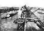 Blick auf die Hafenanlagen von Bremerhaven. Vorne liegt die britische "Apsleyhall", deren Namensvorgänger am 30. Dezember 1917 von einem deutschen U-Boot im Mittelmeer mit 6500 t Getreide versenkt worden war. (1931) <i>Foto: RVM</i>