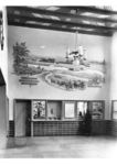 Blick in die Empfangshalle von Bremervörde. Die Wandmalerei zeigt Schloss und Festung um das Jahr 1655 sowie das Wappen von Bremervörde (rechts). (1934) <i>Foto: RVM</i>