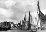 Güterumschlag am Fischereihafen von Heiligenhafen (Holstein). (1934) <i>Foto: RVM</i>