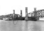 Die Hubbrücke Karnin war eine 1933 eröffnete und 1945 zerstörte Eisenbahnbrücke über die Peene. Sie war Bestandteil der ehemaligen Eisenbahnlinie Ducherow–Swinemünde. Übrig geblieben ist das Hubteil der Brücke, dass seit Kriegsende als technisches Denkmal mitten in der Peene steht. (1933) <i>Foto: RVM</i>