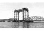 Die ausgefahrene Hubeinrichtung der Eisenbahnbrücke Karnin hatte eine Höhe von 35 m. Sie ist als technsiches Denkmal übrig geblieben. (1933) <i>Foto: RVM</i>