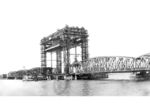 Die Hubbrücke Karnin über die Peene war Bestandteil der ehemaligen Eisenbahnlinie Ducherow–Swinemünde und wurde 1933 eröffnet. Die Brücke war bis zu ihrer Zerstörung am 28. April 1945 die wichtigste Verkehrsanbindung von Usedom auf das Festland.Die Verbindung war sowohl für die touristische Entwicklung der Insel als auch für den Standort militärischer Einrichtungen auf Usedom (Munitionslager bei Usedom, Heeresversuchsanstalt Peenemünde ab 1936) von großer Bedeutung. (1933) <i>Foto: RVM</i>