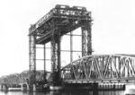 Die Hubbrücke Karnin war eine 1933 eröffnete und 1945 zerstörte Eisenbahnbrücke über die Peene. Sie war Bestandteil der ehemaligen Eisenbahnlinie Ducherow–Swinemünde. Die Brücke hatte eine Gesamtlänge von 360 Metern, die Länge des Hubgerüstes betrug 51,7 Meter, die Höhe 35 Meter. (1933) <i>Foto: RVM</i>
