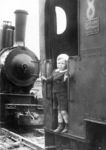 scheint dieser Junge angesichts seiner dreckigen Hände zu sagen.  (1934) <i>Foto: RVM</i>