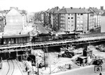 50 2356 vom Bw Neuß passiert die Großbaustelle an der Eisenbahnunterführung Cornelius-/Erasmusstraße in Düsseldorf-Bilk. (1960) <i>Foto: Ernst Winter</i>