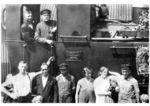 Angehörige der Kleinbahn Engelskirchen - Marienheide posieren vor einer 1896 von Jung (Kirchen/Sieg) gebauten Schmalspurlok. (1929) <i>Foto: RVM</i>