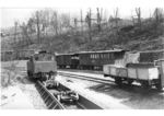 Blick in den Schmalspurbahnhof Engelskirchen. Im Vordergrund ist die Einachsanlage für das Rollbockwagensystem zu erkennen. (1935) <i>Foto: DLA Darmstadt</i>