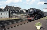 Die heutige Museumslok 23 042 im Planeinsatz beim Bw Mönchengladbach, läuft mit einem Personenzug aus Köln in Ehrenfeld ein. (24.06.1963) <i>Foto: Wilfried Sieberg</i>