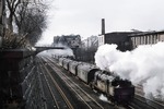 78 173 schiebt auf den Wuppertaler Ortsgleisen den aus Bi-Wagen bestehenden Wendezug P 3824 in Richtung Unterbarmen, auf dem Ferngleis kreuzt eine P 8. (16.03.1962) <i>Foto: Wilfried Sieberg</i>