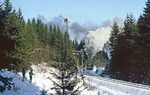 Auf den Höhen des Thüringer Waldes herrschte bestes Winterwetter als 95 0032 mit P 18003 am Einfahrsignal von Ernstthal auch eine Gruppe Skifahrer faszinierte. (26.12.1979) <i>Foto: Joachim Bügel</i>