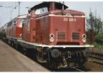 213 335 + 215 033 befördern den Wasserglaszug aus Düsseldorf-Reisholz im Bahnhof Kalscheuren. (04.05.1983) <i>Foto: Slg. Eisenbahnstiftung</i>
