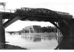 ETA 178 051 überquert als P 1820 vor der Kulisse der Stadthalle die Ruhrbrücke in Mülheim. (1931) <i>Foto: DLA Darmstadt</i>