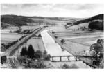 74 115 (im Hintergrund) fährt mit P 1718 durch das Aggertal (nahe Köln) bei Bachermühle. (1938) <i>Foto: DLA Darmstadt</i>
