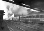 Der Riviera-Express (Luxuszug L 20) verlässt Berlin-Anhalter Bahnhof. Der Anhalter Bahnhof war vor dem Zweiten Weltkrieg der bedeutendste Berliner Fernbahnhof. Von hier aus fuhren die Züge in den Süden: auf der Dresdner Bahn nach Dresden, Prag und Wien; auf der Anhalter Bahn nach Leipzig und Halle, Nürnberg, München, Stuttgart, Erfurt und Frankfurt. Kurswagen und besondere Fern- und Luxuszüge fuhren noch weiter.Der im Bild gezeigte Riviera-Napoli-Express L19/20 fuhr erstmalig am 3. Januar 1931 von Berlin nach Neapel, mit Kurswagen nach Cannes sowie teilweise mit Schlafwagen nach Rapallo und Rom. Das Bild stammt von der Eröffnungsfahrt. Der Zug ist unter der Hochbahnbrücke hindurchgefahren, die Schnellzuglokomotive passiert bereits das auf der rechten Seite liegende Bahnbetriebswerk Bw Berlin Ahb. Der Zug besteht aus den eleganten blauen Wagen der CIWL – Compagnie Internationale des Wagons-Lits. Der Zug verkehrte dreimal pro Woche und fuhr am Anhalter Bahnhof um 12:53 Uhr ab. Er wird die über 2000 km lange Strecke nach Neapel in 32 Stunden zurücklegen. (03.01.1931) <i>Foto: RVM</i>