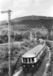 Der nagelneue el T 1824 a (ET 25 10a) wartet am Einfahrsignal von Josephinenhütte an der Strecke Hirschberg  - Polaun im schlesischen Riesengebirge. Im Hintergrund der Hochstein. (1935) <i>Foto: RVM</i>