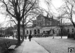 Das Empfangsgebäude des Bahnhofs Göttingen, dass am 31. Juli 1854 eingeweiht wurde. Der Bahnhof wurde in Naturstein und im "Hannoverschen Rundbogenstil" fertiggestellt. (1913) <i>Foto: Slg. Eisenbahnstiftung</i>