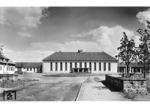 Das Empfangsgebäude mit Bahnhofsvorplatz von Hohenstein in Ostpreußen. (1934) <i>Foto: RVM</i>