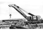 Brückenauswechselung auf der Vogelsbergbahn Fulda - Alsfeld mit einem 25t Dampfkran der Fa. Mohr+Federhaff, Bj 1950. (1956) <i>Foto: Slg. Eisenbahnstiftung</i>
