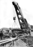 Auswechseln von Brückenteilen auf der Vogelbergsbahn Fulda - Alsfeld mit einem 25t Dampfkran der Fa. Mohr+Federhaff, Bj 1950.. (1956) <i>Foto: Slg. Eisenbahnstiftung</i>