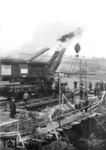 Einsetzen von Brückenteilen durch Kran "Hannover 717 028" bei Heiligenstadt (Strecke Kassel - Halle). (1932) <i>Foto: RVM</i>