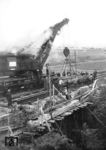 Einsetzen von Brückenteilen durch Kran "Hannover 717 028" bei Heiligenstadt (Strecke Kassel - Halle). (1932) <i>Foto: RVM</i>