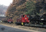 Kreuzung von Lok 2 und 3 der Hohenlimburger Kleinbahn in Oberrahmen. Die 1900 eröffnete 3.3 km lange Eisenbahnstrecke besaß eine Spurweite von 1000 Millimeter und bediente das industriereiche Nahmertal mit zahlreichen Gleisanschlüssen der dort ansässigen Stahlindustrie. (02.11.1983) <i>Foto: Wolfgang Bügel</i>