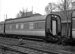 Der abgestellte Mittelwagen VM 11551c des Gliederzuges VT 10 551 "Komet" in Kassel-Wilhelmshöhe. Der erst 1953 in Dienst gestellte VT 10 551 wurde schon im Oktober 1957 aus dem Betriebsdienst herausgenommen und ins AW Nürnberg überstellt, ab Januar 1958 stand er beim Hersteller Wegmann in Kassel. Der Nachtzug wurde schließlich Mitte April 1958 z-gestellt und am 20. Dezember 1960 ausgemustert. (12.1959) <i>Foto: Reinhard Todt</i>
