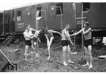 Freilfuftdusche vor dem Mannschaftswagen "München 702229" des Gleisbautrupps 2 der RBD München. (1934) <i>Foto: RVM</i>
