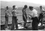 Bei heißem Wetter wurden die Rottenarbeiter mit kostenlosen Getränken versorgt, wie hier an der Strecke München-Rosenheim. (1934) <i>Foto: RVM</i>