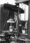 Auch Männer haben Sinn für schönes Wohnen, wie hier am Gleisumbauzug München 2. (1934) <i>Foto: RVM</i>