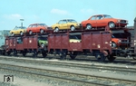 Ein Autotransport mit neuen Opel Rekord in den damals knallbunten Farben wartet in Hamburg-Wilhelmsburg auf Weiterfahrt. (06.1973) <i>Foto: Benno Wiesmüller</i>