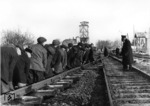 Gleisumbau mit Kriegsgefangenen im Bahnhof Petersdorf an der Teß (Mähren). (1944) <i>Foto: RVM (Ittenbach)</i>