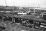Blick vom Schuppendach der Güterabfertigung des ehemaligen Hannovrischen Bahnhofs auf Rangierloks im Hamburger Hafengebiet. Vorne rangiert 94 1597 vom Bw Hamburg-Wilhelmsburg mit Rangierfunkeinrichtung. (22.05.1959) <i>Foto: Walter Hollnagel</i>