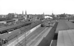 Eine unbekannte 78 führt einen Leerreisezug aus Hamburg Hgbf in Richtung Hauptbahnhof. Im Hintergrund sind das alte Bahnhofsgebäude des Hannoverschen Bahnhofs sowie Hamburgs Stadtkulisse mit der Speicherstadt auszumachen.  (20.06.1959) <i>Foto: Walter Hollnagel</i>