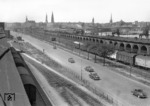 Die Altonaer 03 259 führt einen Touropa-Sonderzug auf der Hamburger Pfeilerbahn in Richtung Süden.  (20.06.1959) <i>Foto: Walter Hollnagel</i>