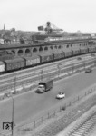 Detailaufnahme des TEE 78 "Helevtia" auf der Hamburger Pfeilerbahn  mit ebenso interessanten Fahrzeugen der motorisierten Konkurrenz auf der Straße: einer BMW-Isetta, einem VW-Käfer und einem Lieferwagen Lloyd LT 500!. (20.06.1959) <i>Foto: Walter Hollnagel</i>