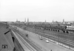 Eine ölgefeuerte 01.10 läuft mit ihrem Schnellzug dem Hamburger Hauptbahnhof entgegen. (20.06.1959) <i>Foto: Walter Hollnagel</i>