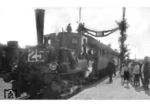 Bereits im Jahre 1922 feierte die Kiel-Schönberger Eisenbahn in Schleswig-Holstein ihr 25-jähriges Jubiläum. Die Kleinbahn verbindet noch heute die Landeshauptstadt Kiel mit dem Ostseebad Schönberger Strand.  (22.07.1922) <i>Foto: Slg. Eisenbahnstiftung</i>
