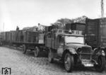 Verladung von Kohlenbriketts auf einem Berliner Bahnhof . (1942) <i>Foto: RVM</i>
