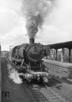 50 2329 hat soeben den Rangierbahnhof von Hamburg-Eidelstedt verlassen. (15.06.1958) <i>Foto: Walter Hollnagel</i>