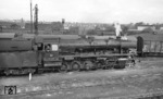 Die mit Franco-Crosti-Abgasvorwärmer ausgerüstete 50 4009 wartet im Rangierbahnhof von Hamburg-Eidelstedt auf Ausfahrt. (15.06.1958) <i>Foto: Walter Hollnagel</i>