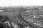 Blick vom Wasserturm auf den Altonaer Güterbahnhof und das aufgeständerte Ausfahrgleis in Richtung Holstenstraße/Sternschanze. (06.06.1958) <i>Foto: Walter Hollnagel</i>